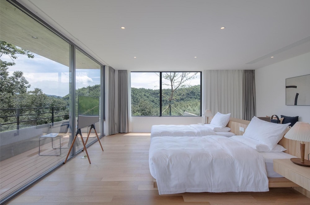 Family Twin Room, Hill View photo 2