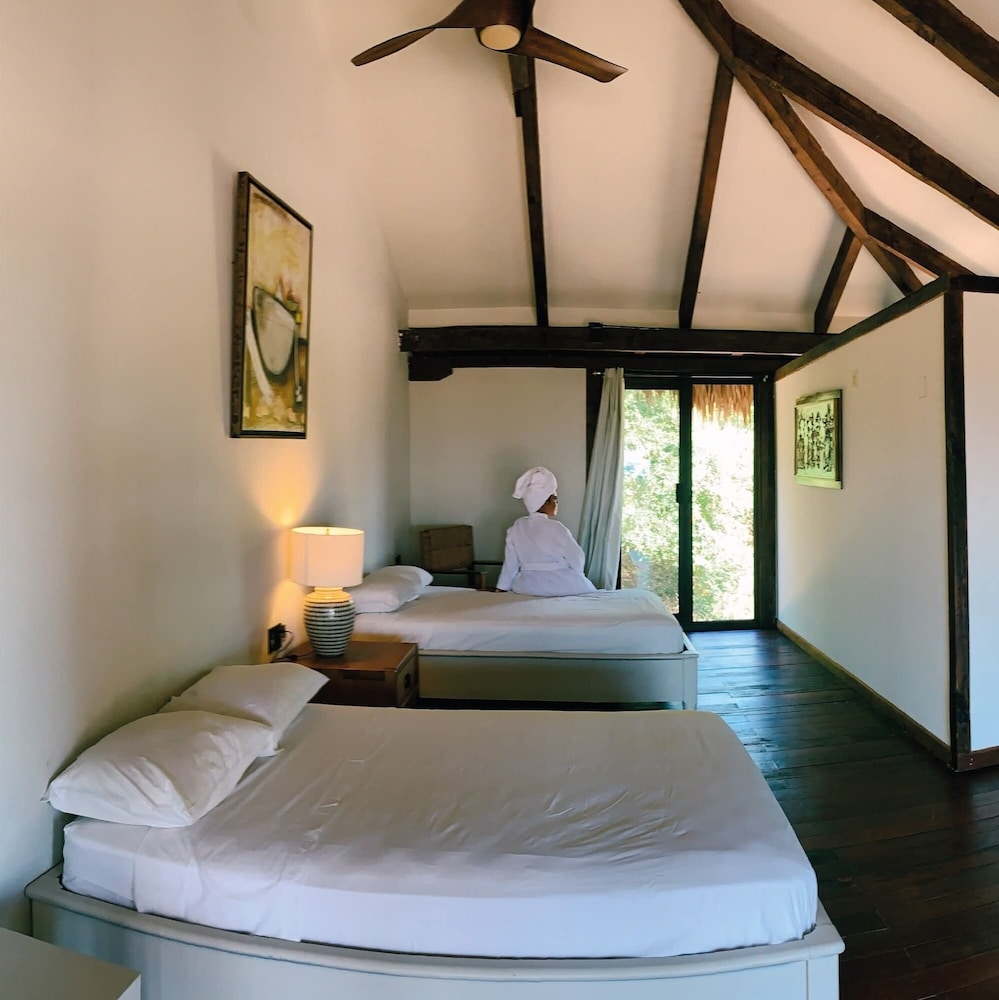 Standard Bungalow, 1 King Bed, Partial Ocean View photo 1