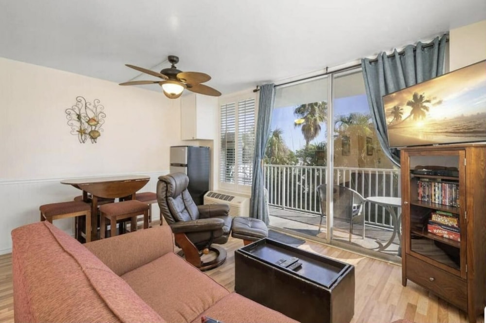 2 Bedroom Waterfront Pool Side!, 사진 12
