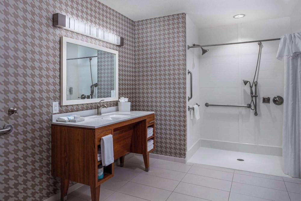 Suite, 1 King Bed, Accessible (Roll-in Shower) photo 2