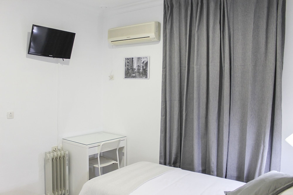 Business Twin Room - Photo 3