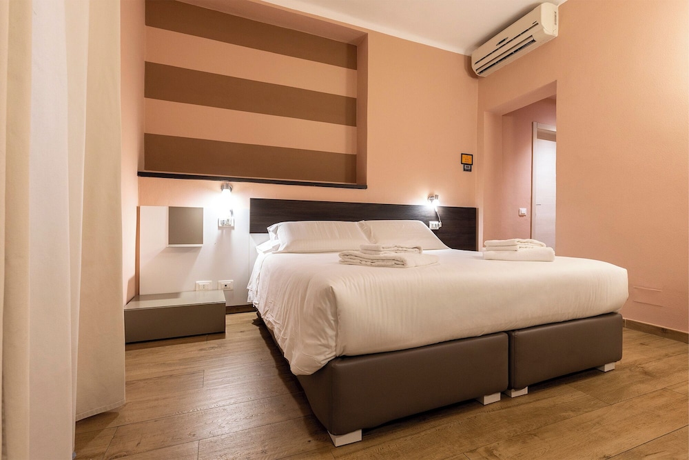Double Room, 1 Queen Bed, Non Smoking, Private Bathroom photo 1