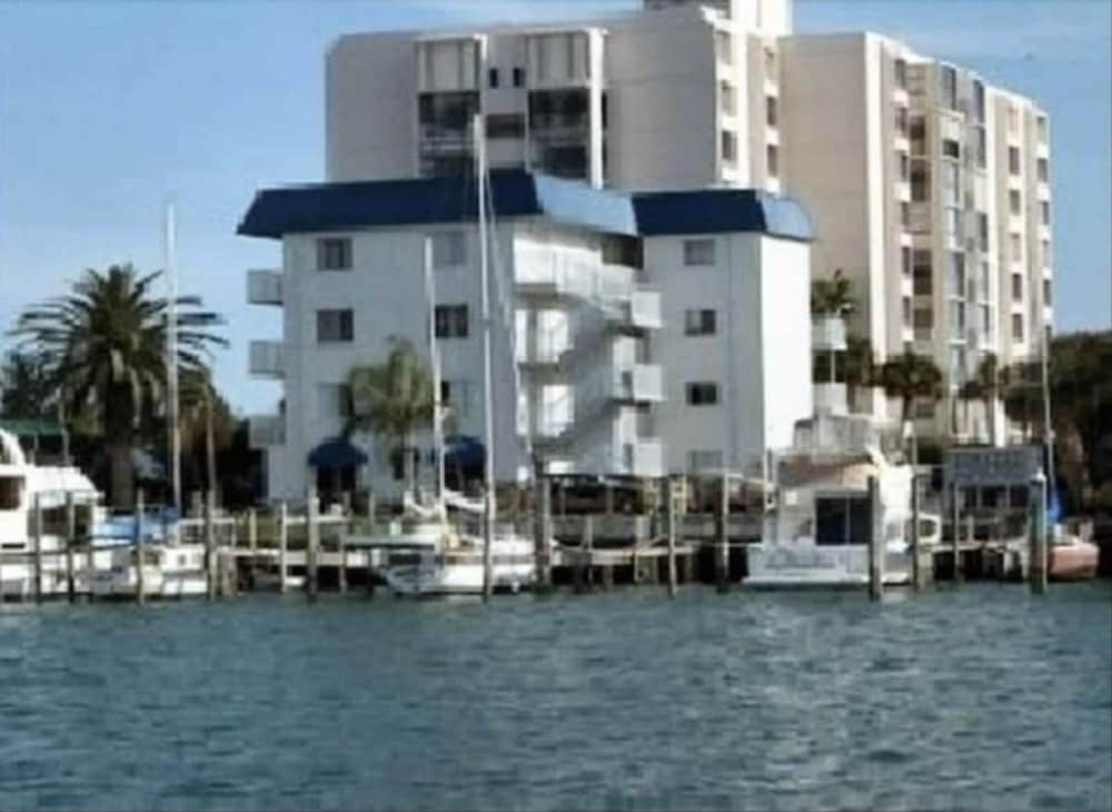 2 Bedroom Waterfront Pool Side!, 사진 17