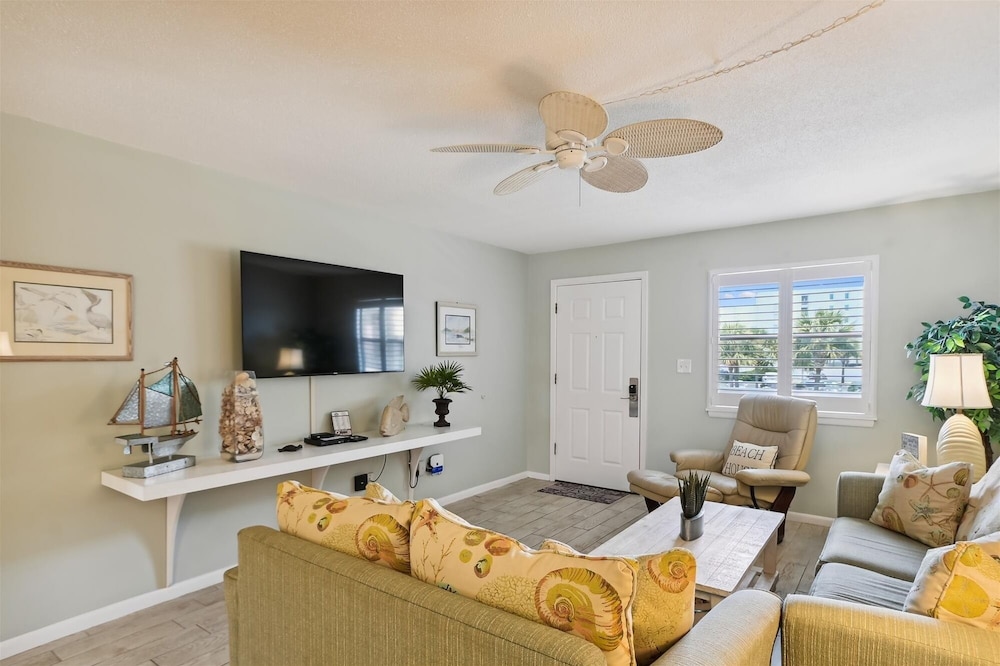 Condo, 2 Bedrooms