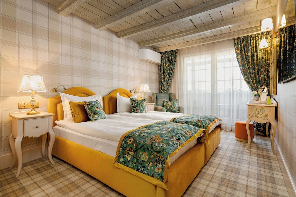 Panoramic Room