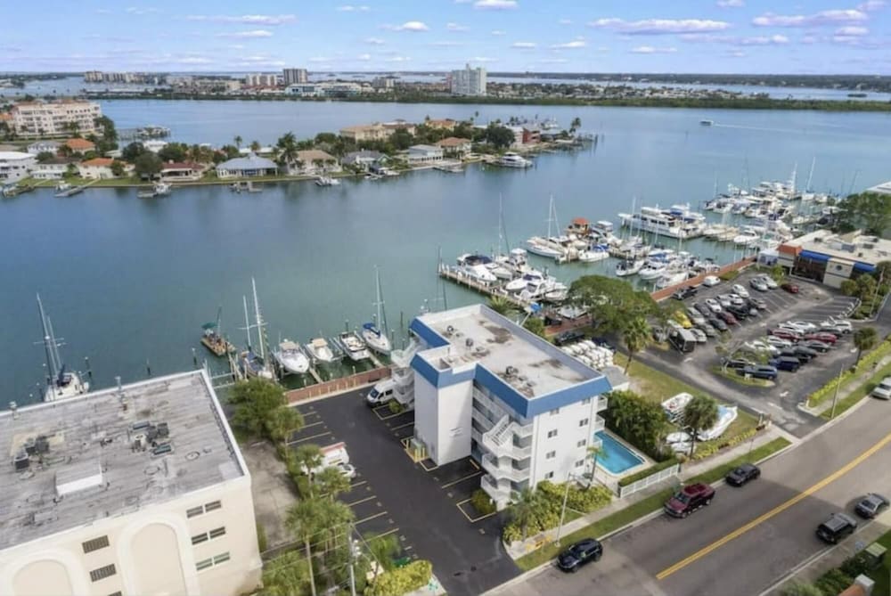 2 Bedroom Waterfront Pool Side!, 사진 18