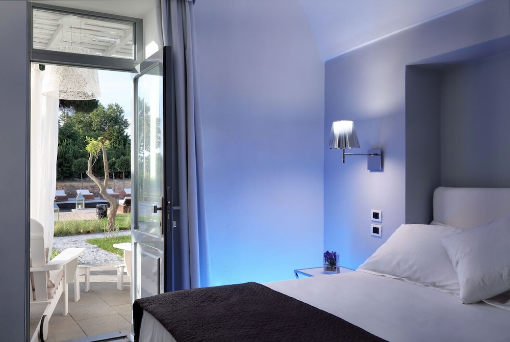 Superior Double or Twin Room, 1 King Bed, Pool View, Poolside - Photo 1