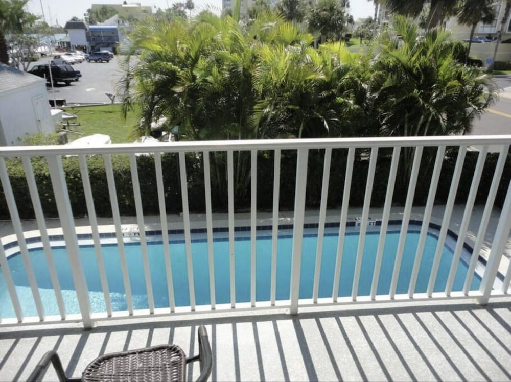 2 Bedroom Waterfront Pool Side!, 사진 24