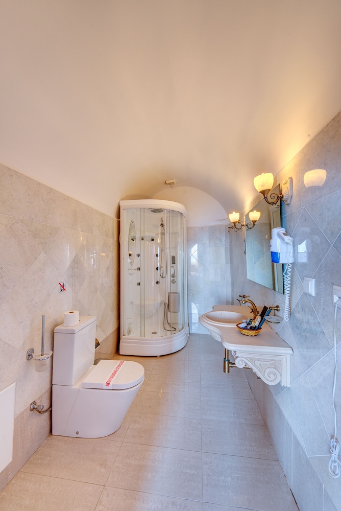 Deluxe Suite photo 2