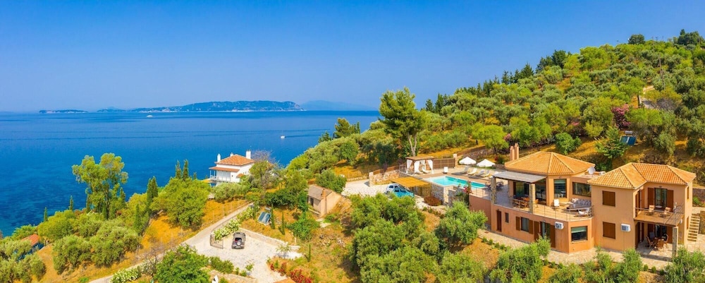 Villa photo 2