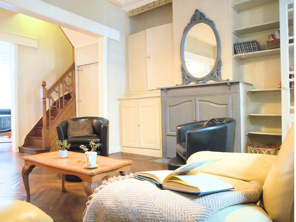 House, 5 Bedrooms, Kitchen, City View