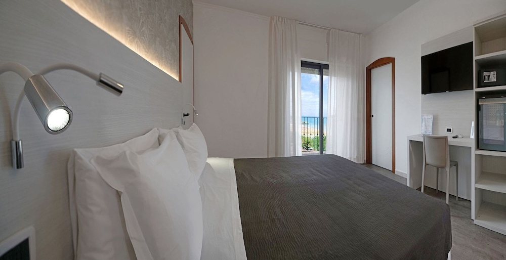 Triple Room, Multiple Beds, Balcony, Sea View photo 2