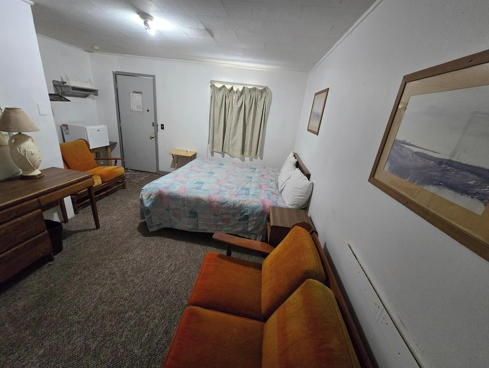 Room, 1 Queen Bed, Non Smoking - Photo 13