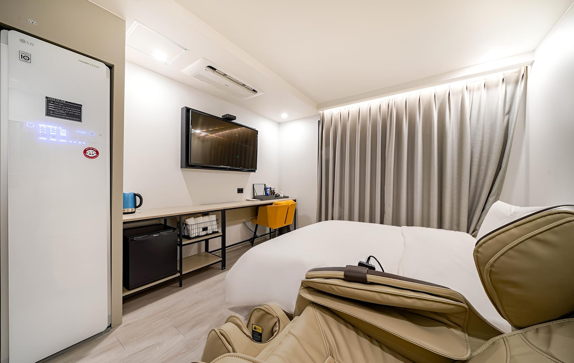 Room (Massage Chair (Styler Bathtub OTT Bre) - Photo 1