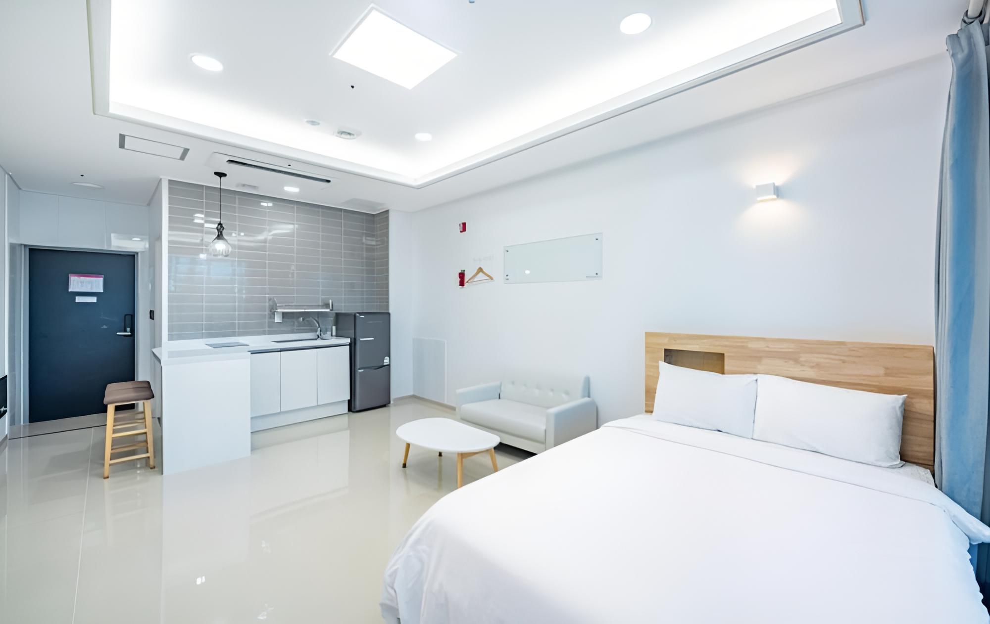 Room (Room 102 (Deluxe)) - Photo 7