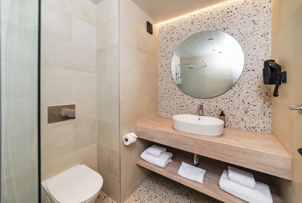 Deluxe Twin Room, City View thumbnail 6