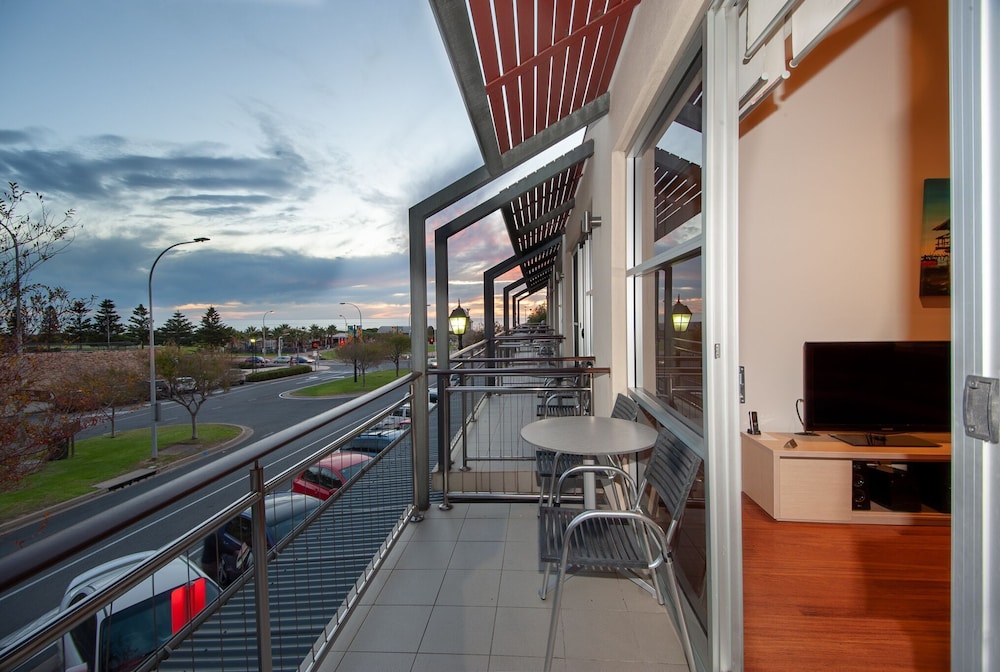 Deluxe Apartment, 2 Bedrooms, Kitchen, Partial Sea View photo 2