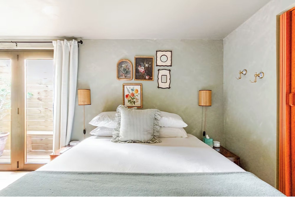 Gallery Room, 1 Queen Bed photo 1