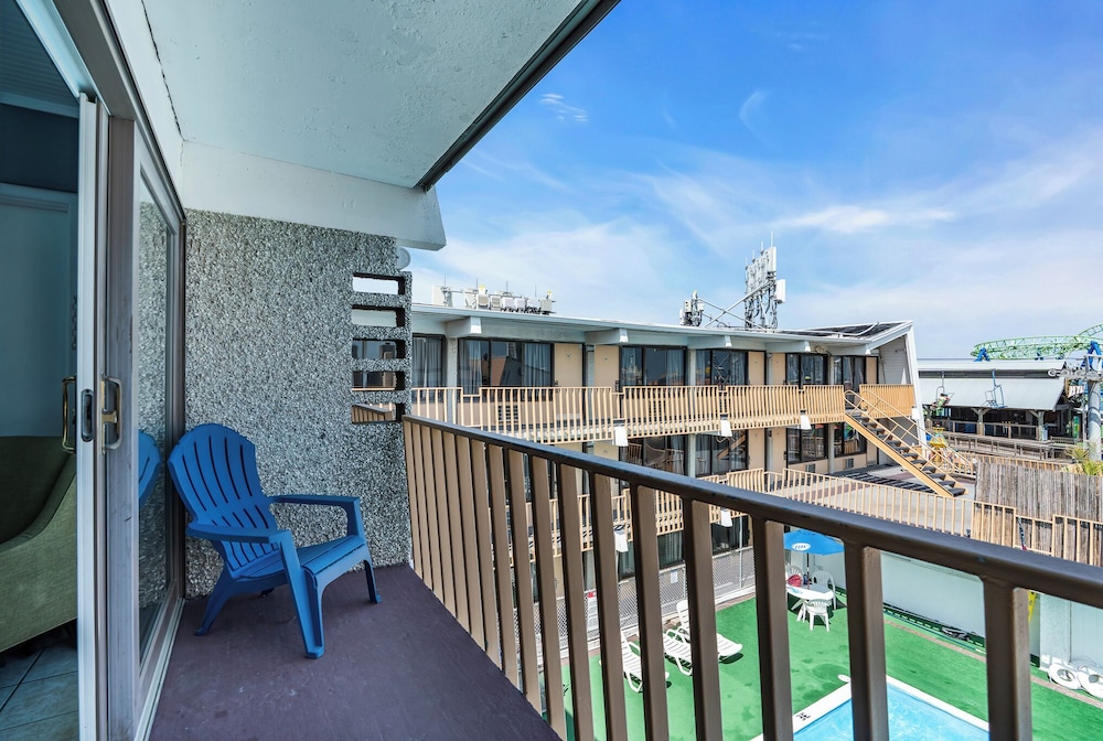 Room, 2 Double Beds, Balcony, Pool View photo 1