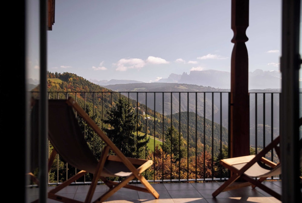 Deluxe Room, Multiple Beds, Accessible (With mountain view)