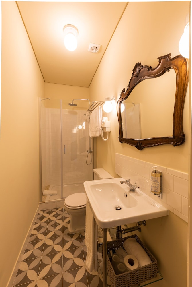 Premium Double or Twin Room thumbnail 5