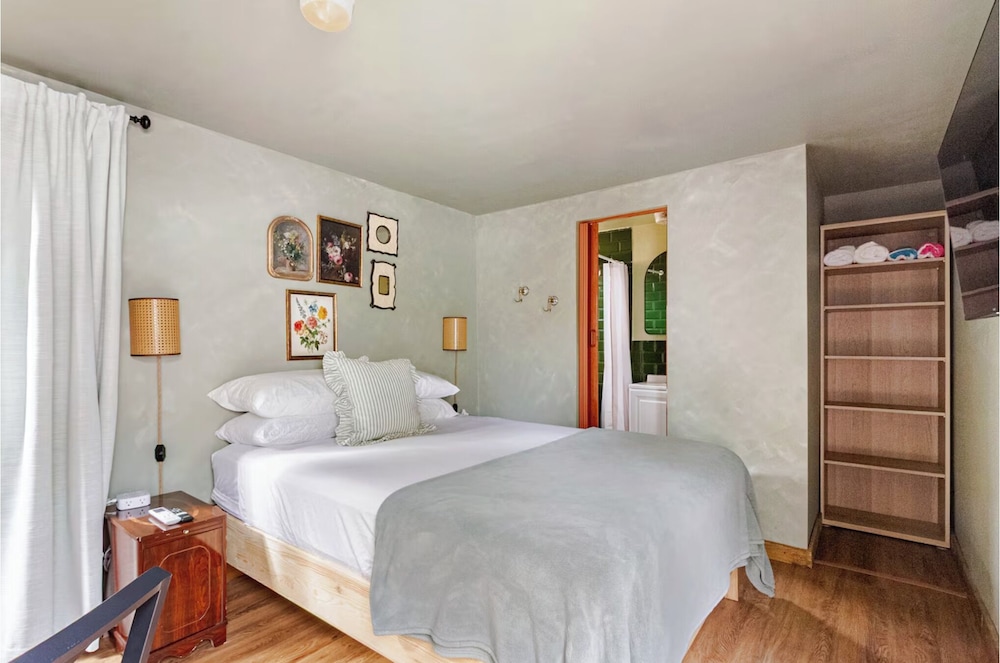 Gallery Room, 1 Queen Bed photo 2
