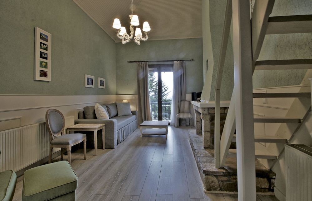 Traditional Quadruple Room, Mountain View photo 3