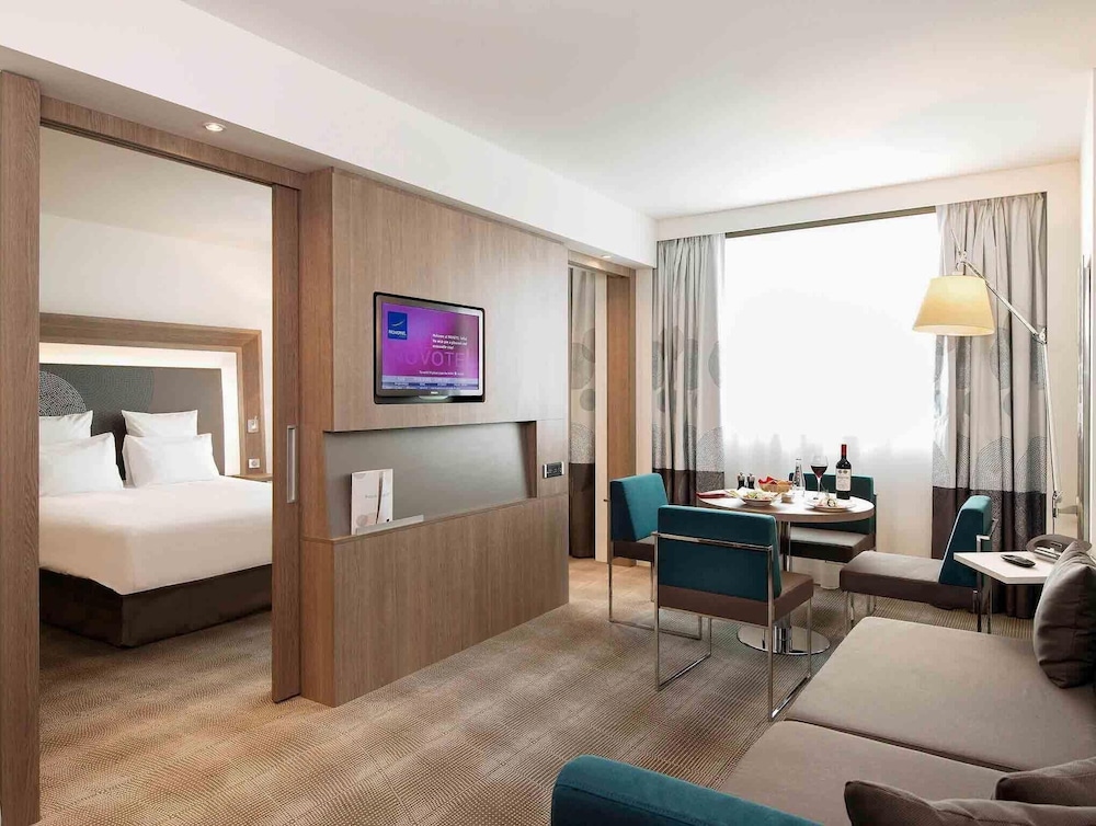 Suite, 1 Queen Bed with Sofa bed photo 1