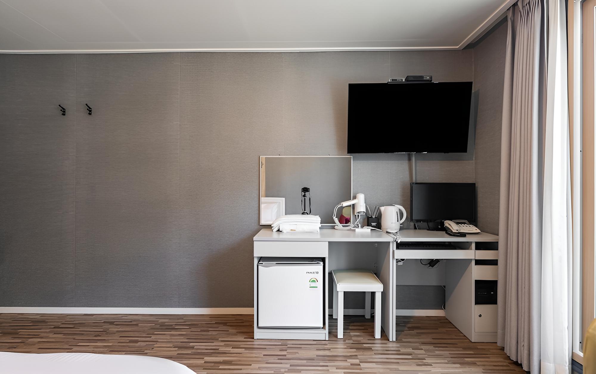 Room (River View (no PC Netflix + Wave + Yo) - Photo 4