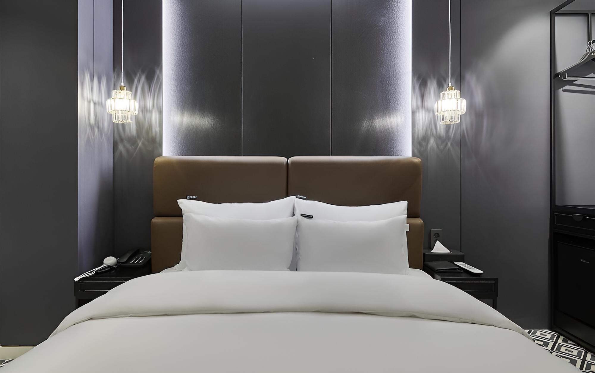 Room (Suite (simmons/65-inch TV/styler equi) - Photo 3