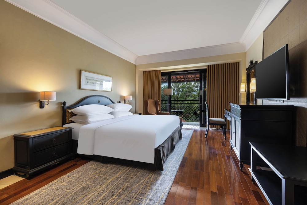 Executive Room, 1 King Bed, Balcony, Mountain View photo 1