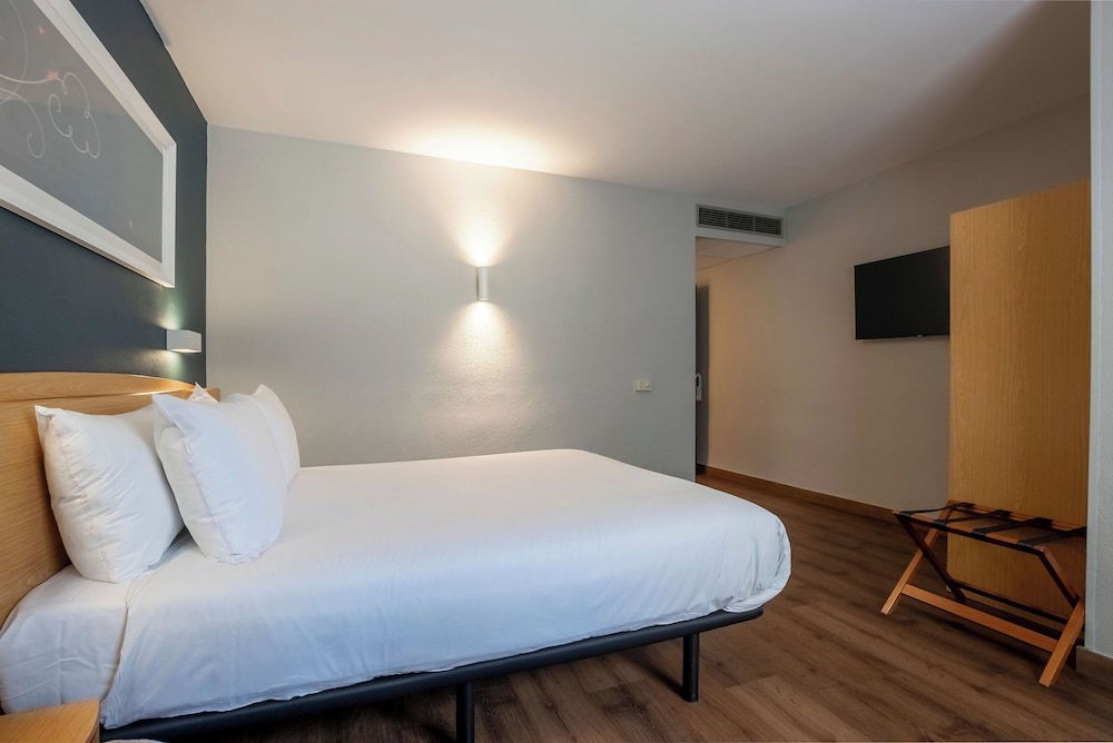Room - Photo 5