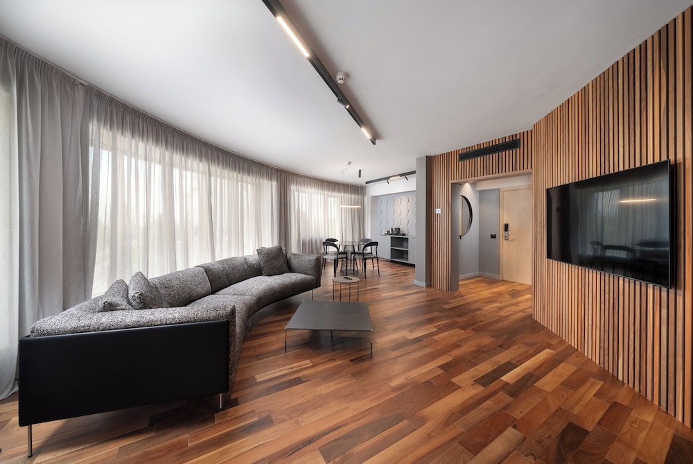 Suite, 1 King Bed, Corner photo 1