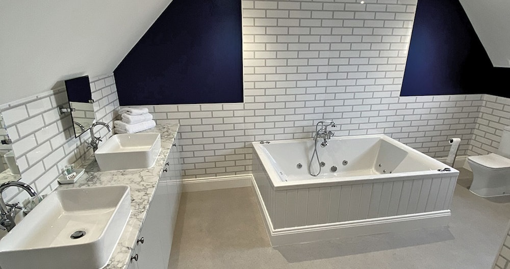 Deluxe Suite, Hot Tub, Courtyard View