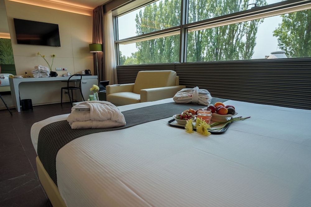 Junior Suite, 1 King Bed photo 3