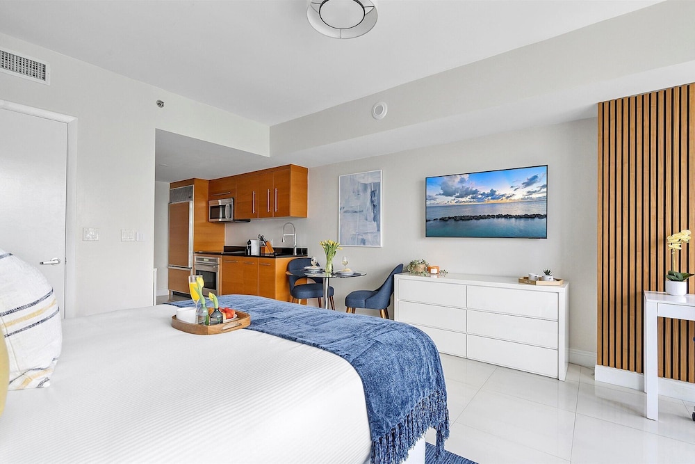 Business Studio Suite, 1 Queen, Balcony, City/River ViewÂ 3805