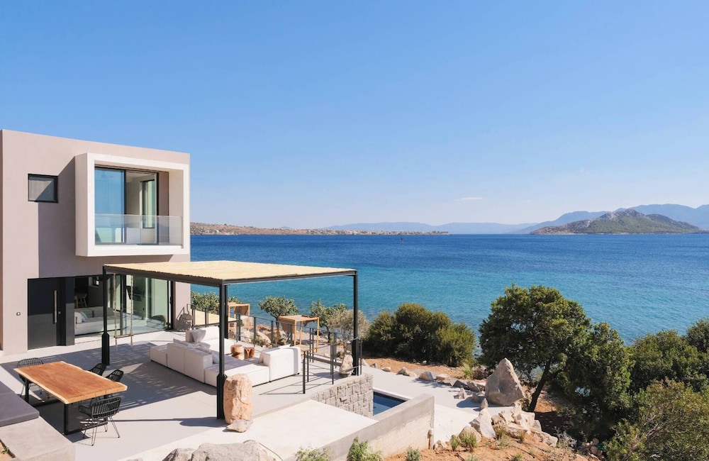 Grand Villa, Sea View