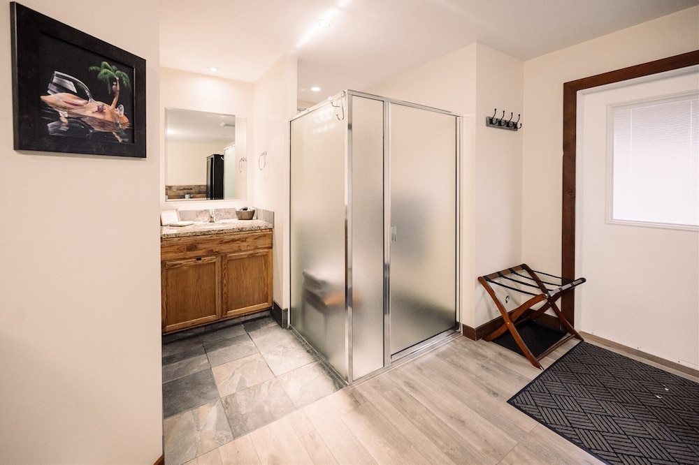 Deluxe Double Room, 1 Queen Bed, Private Bathroom photo 3