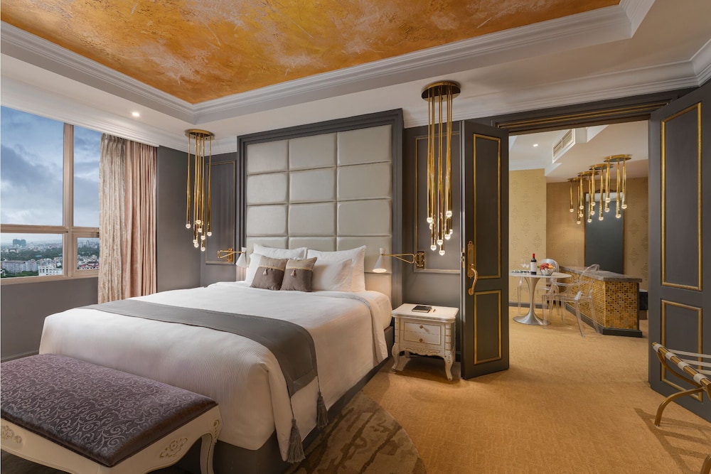 Golden Suite Room, 1 Bedroom, Bathtub, City View