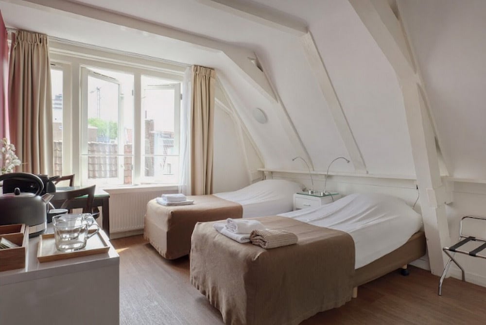 Double or Twin Room thumbnail 5