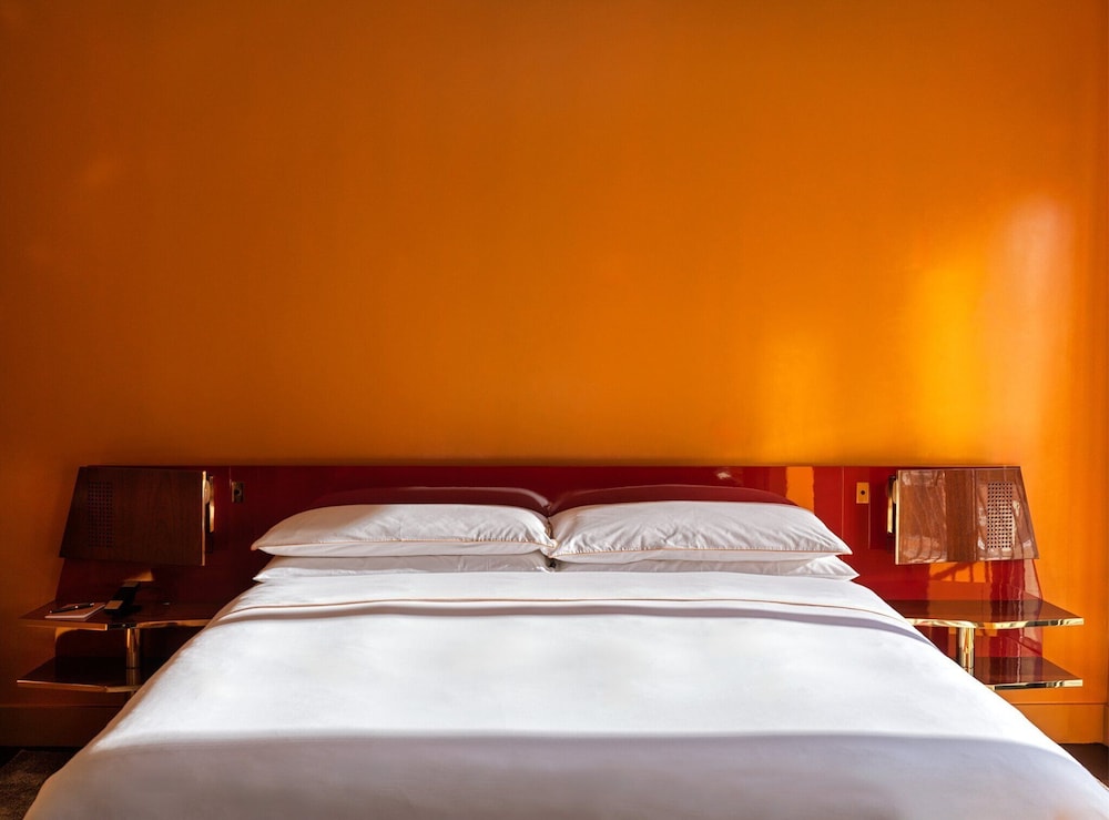 Deluxe Room, 1 King Bed, Corner photo 3
