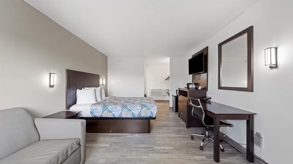 Deluxe Room, 1 Queen Bed, Non Smoking photo 1