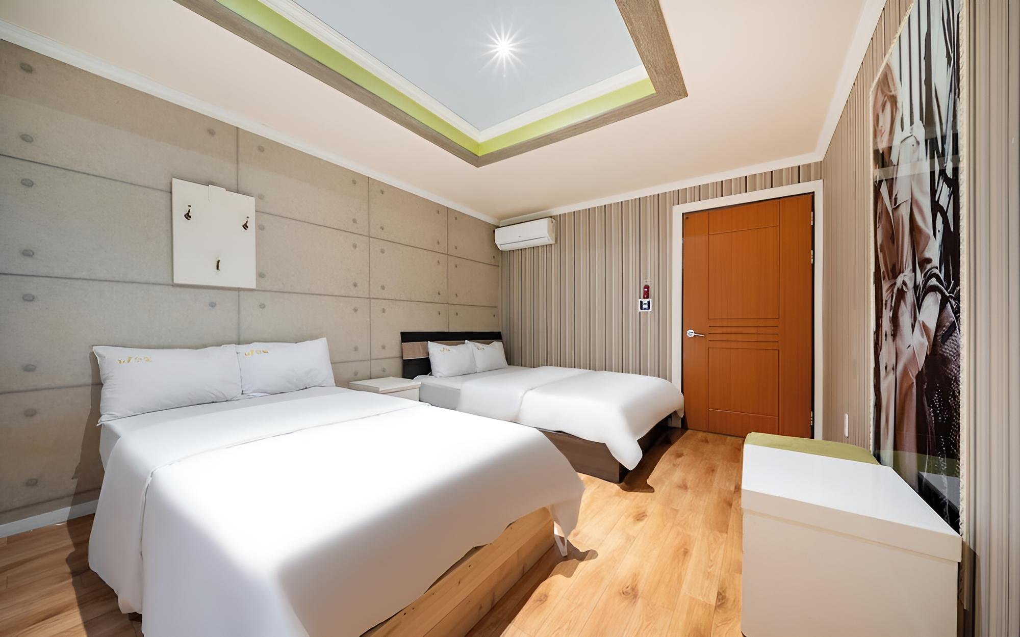 Room (Deluxe room (two beds queen + single ) - Photo 2
