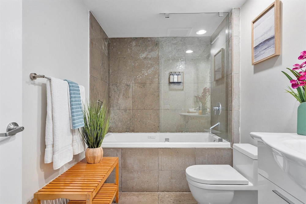 Business Studio Suite, 1 Queen, Balcony, City/River ViewÂ 3805