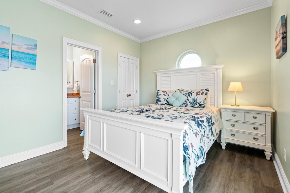 House, 6 Bedrooms photo 2