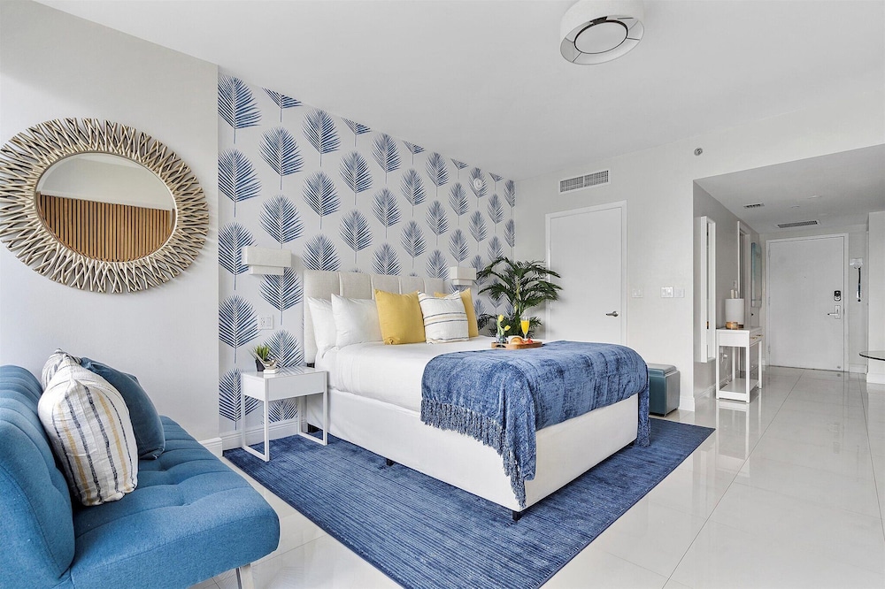 Business Studio Suite, 1 Queen, Balcony, City/River ViewÂ 3805