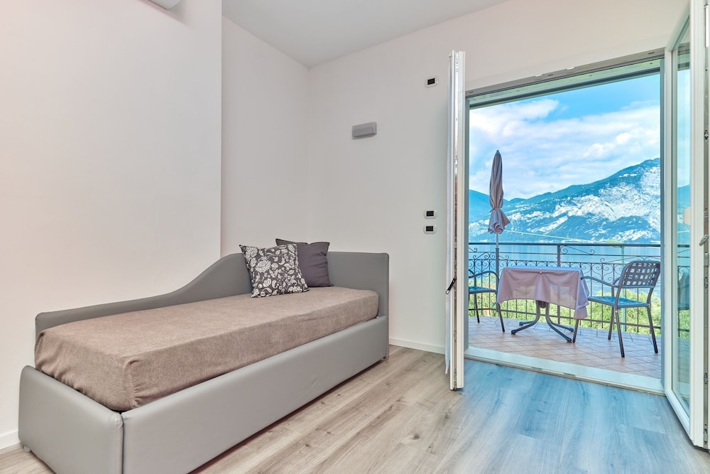 Junior Studio Suite, 1 Queen Bed with Sofa bed, Lake View, Tower photo 1