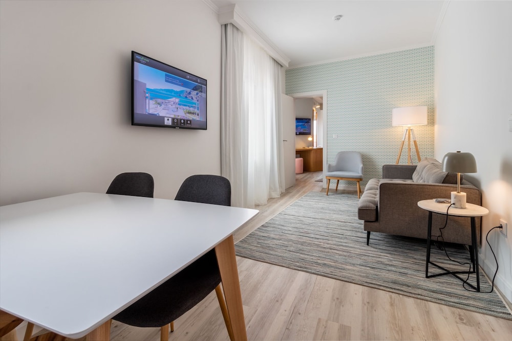 Family Room - Photo 4