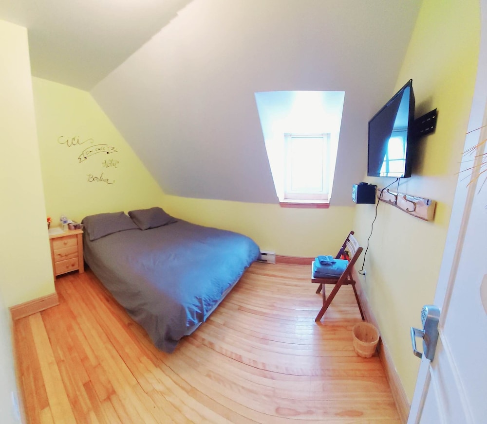 Standard Room, 1 Queen Bed, Ensuite (Tournesol)