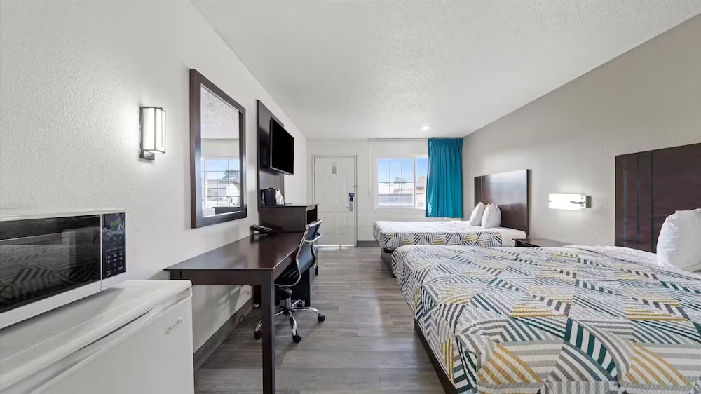 Deluxe Room, 2 Queen Beds, Non Smoking, Refrigerator & Microwave photo 1